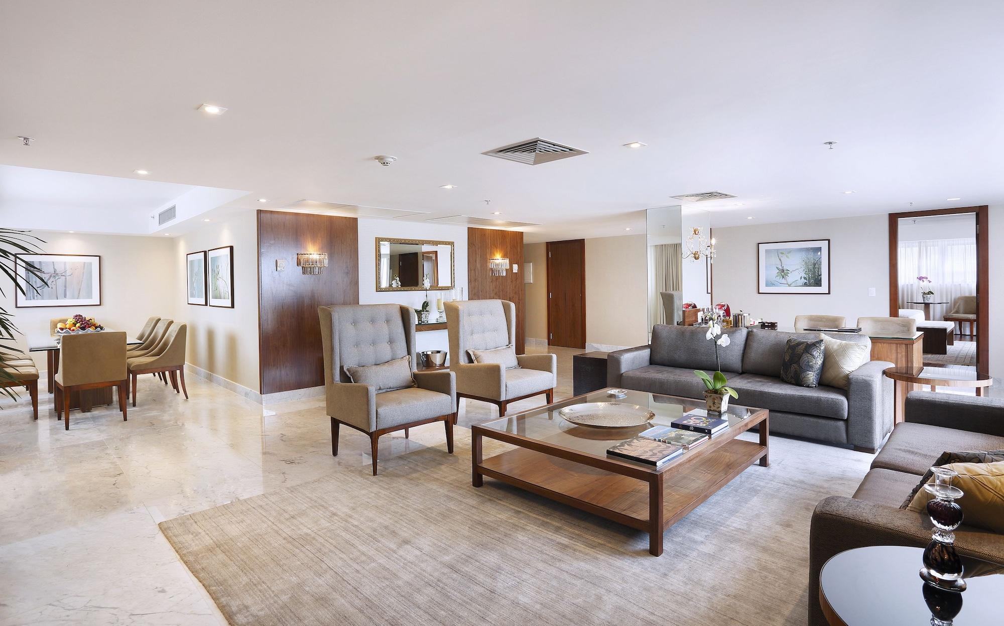 ריו דה ז'ניירו Windsor Marapendi Hotel מראה חיצוני תמונה A living room in a suite at the Four Seasons Hotel, London