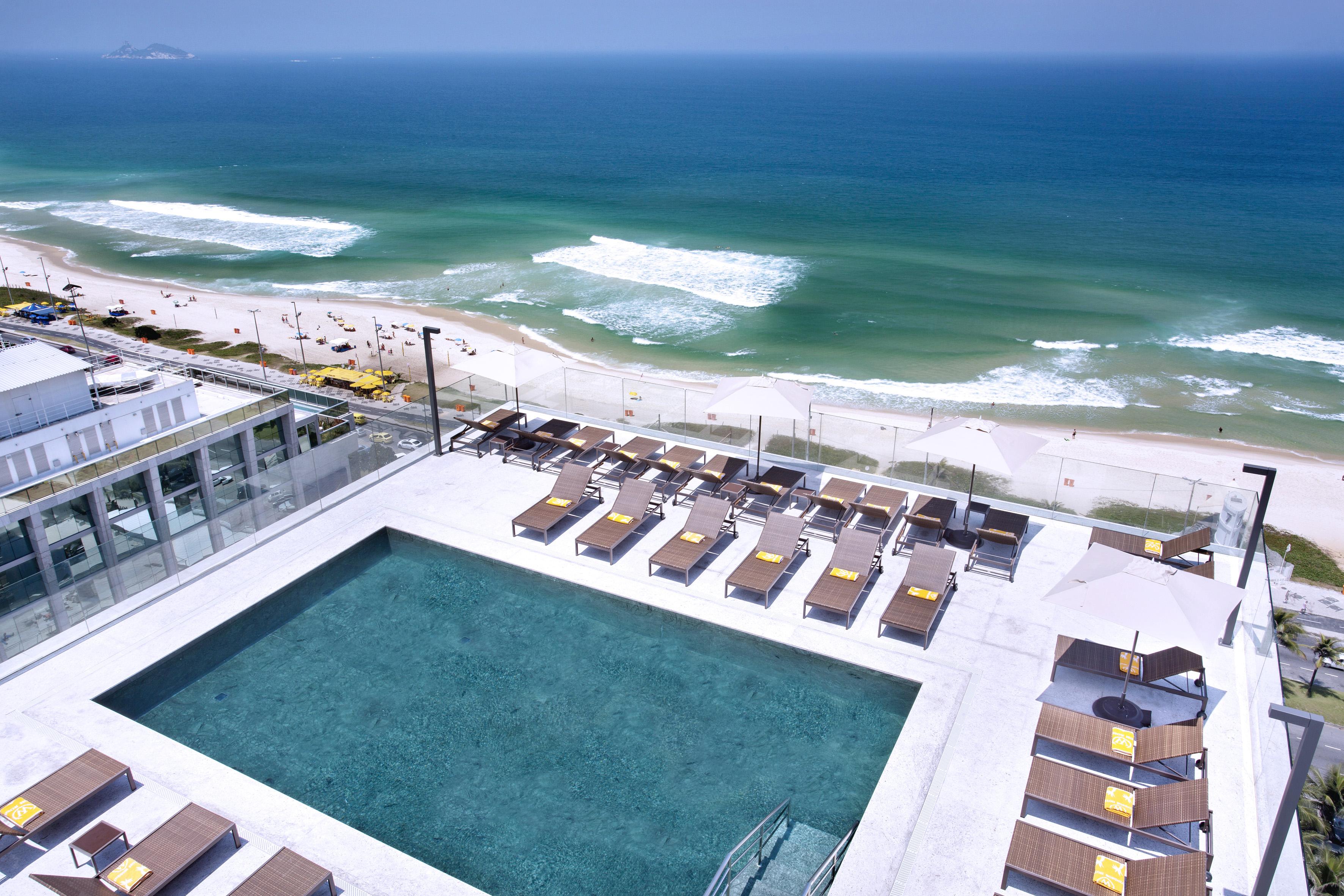ריו דה ז'ניירו Windsor Marapendi Hotel מראה חיצוני תמונה The rooftop pool at the Hilton Tel Aviv