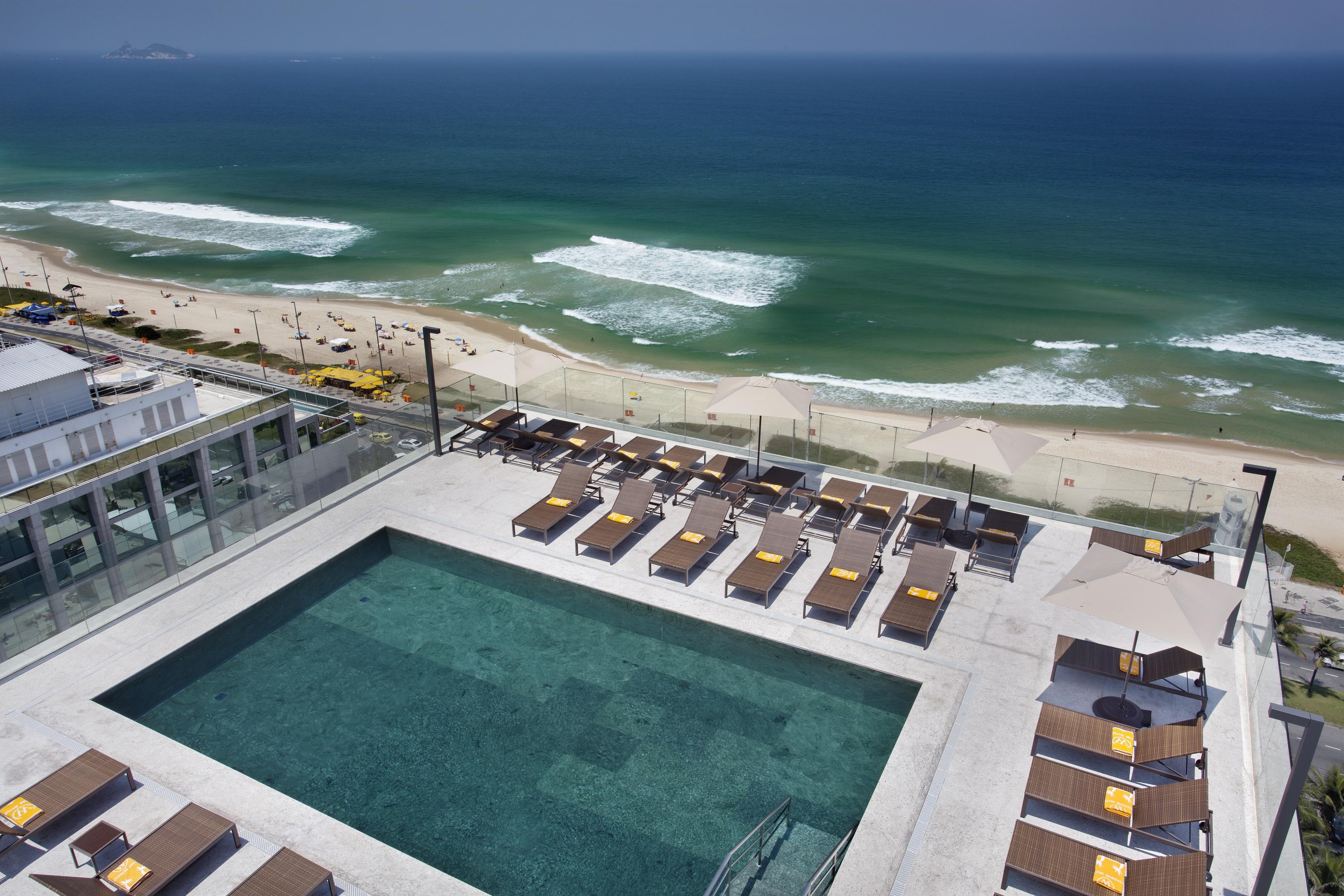 ריו דה ז'ניירו Windsor Marapendi Hotel מראה חיצוני תמונה The rooftop pool at the Hilton Tel Aviv