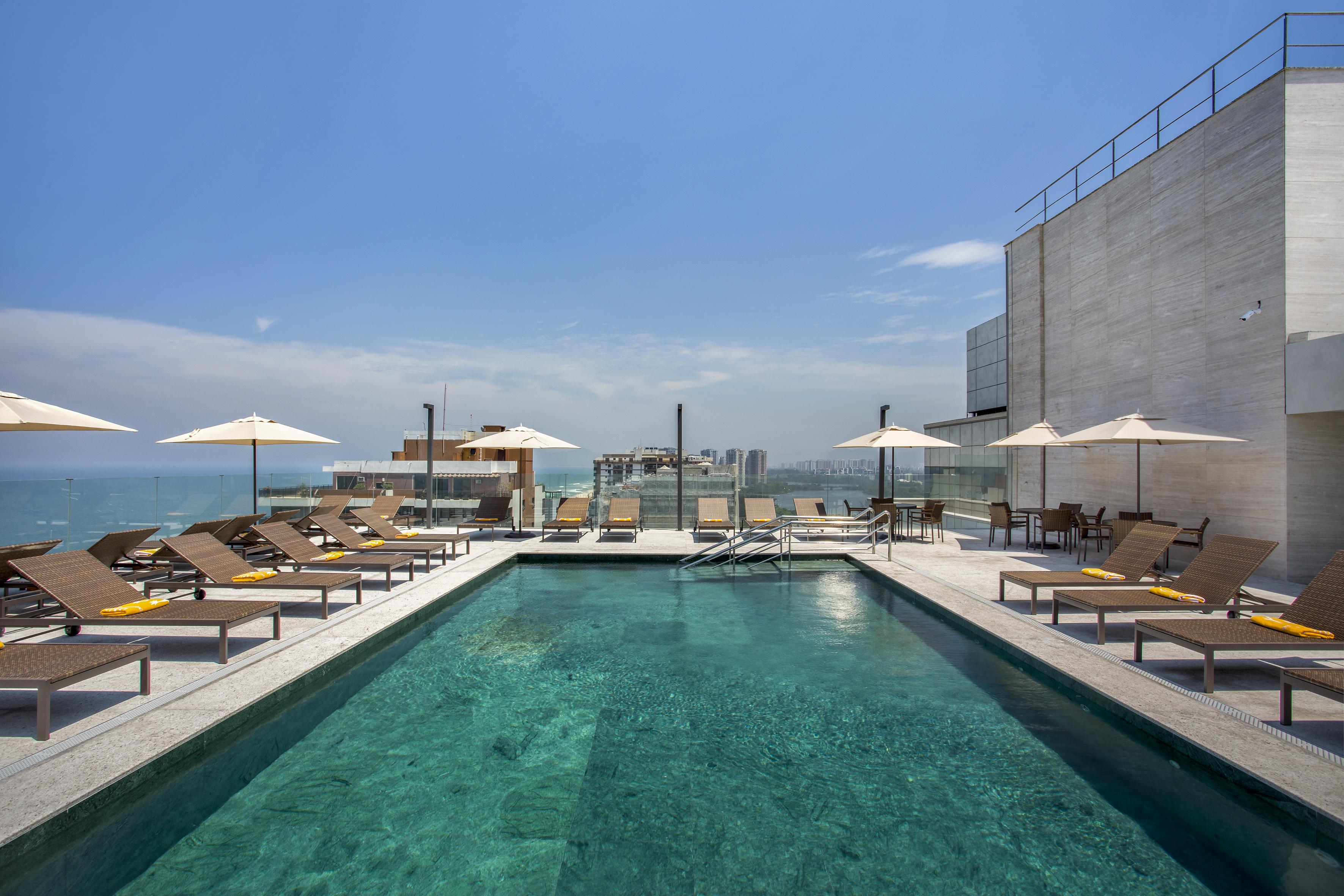 ריו דה ז'ניירו Windsor Marapendi Hotel מראה חיצוני תמונה The rooftop pool at the hotel
